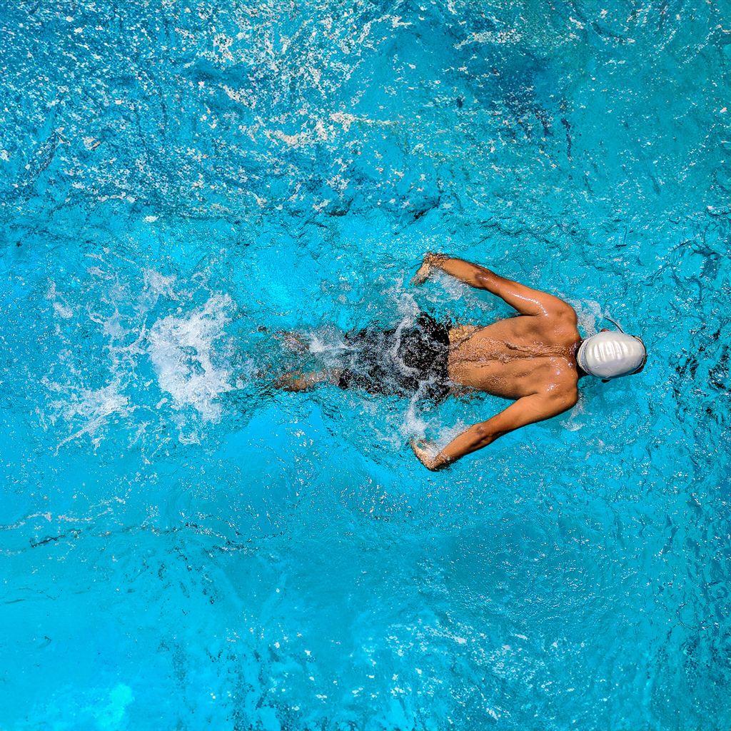 Schwimmer im Pool aus der Vogelperspektive