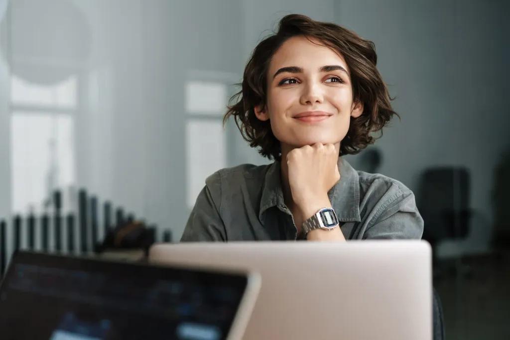 Frau am Arbeiten